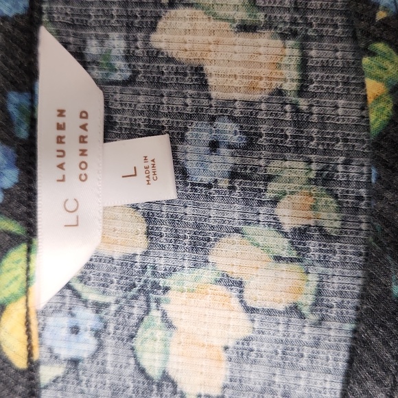 Womens floral design blouse size Large by Lauren Conrad - Picture 3 of 3